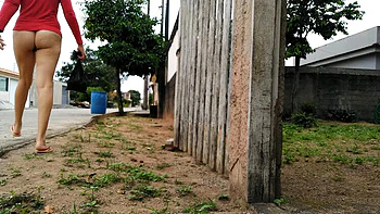 Brasilianische Frau zeigt behaarte Fotze ohne Höschen draußen