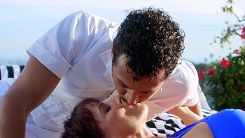 Длинноволосая брюнетка в бикини ебется на улице с огромным черным членом