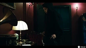 Brune figée par arrêt du temps pour baise en liberté du propriétaire