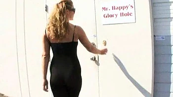 Aurora Snow bekommt Hardcore-Blowjob am Gloryhole