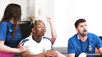 Geile Cowgirl reitet dicken Schwanz, Oral & Doggy