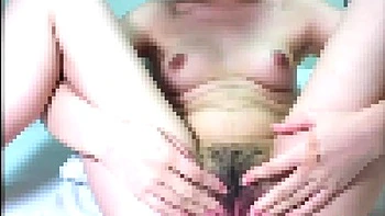 Belle japonaise amateur chevauche en position cowgirl