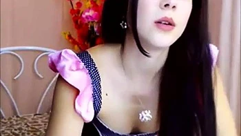 Latina gostosa chupando pau e rebolando a bunda grande