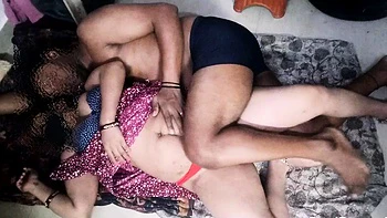 MILF indiana curvilínea goza e cobre os peitos grandes com porra