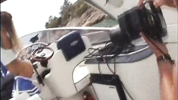 Sandy Fantasy loira tirando a roupa e se masturbando ao ar livre