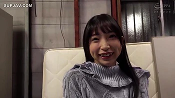 Brunette asiática de peitos pequenos fodida com creampie escorrendo