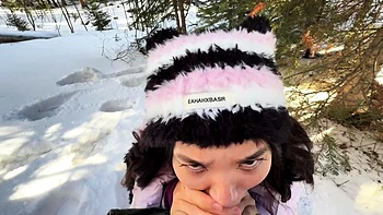 Chica asiática follada a cuatro patas en la nieve al aire libre