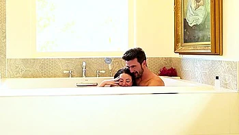 Brune en lingerie noire baise anale en POV