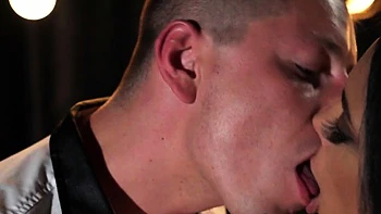 Zorra morena tetona follada duro con medias