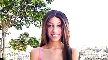 Маленькая Триша жестко трахает в зад и кончает