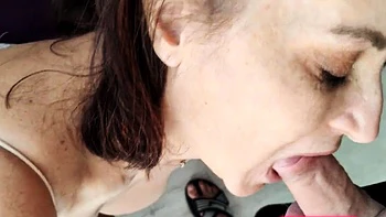 Мамочка с большой жопой начинает оргазмический минет