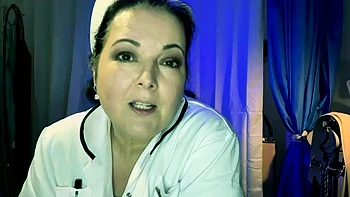 Infirmière brune cruelle étouffe femme mûre avec un sac plastique