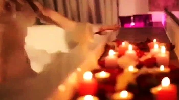 Blonde mit großen Titten Maya macht sich fertig fürs Solo-Duschen