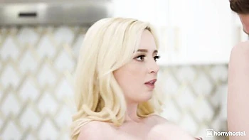 Lexi Lore de peitos pequenos leva porra na quatro e de lado