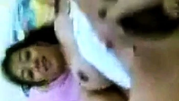 Jeune indonésienne suce la bite comme une pro