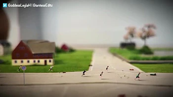 Giganta Leyla y su fetiche de pies en la ciudad