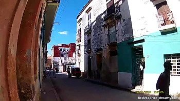 Pornstar checa morena folla al aire libre en Cuba