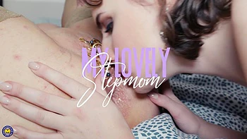 55-jährige Milf fickt ihre 19-jährige Stieftochter lesbisch
