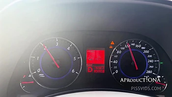 Nina mijando no meu para-brisa ao ar livre