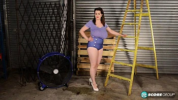 BBW con tetas y culo grandes jugando sola