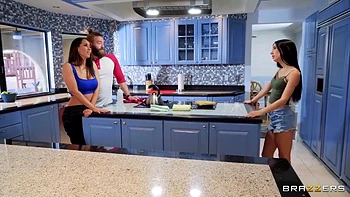 Milf quente fodida na cozinha com Xander e Isis