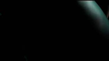 Milf de pelo corto disfruta un trío sensual al aire libre