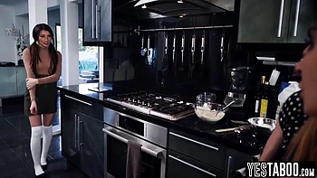 La nerd Aiden Ashley folla a la novia de su madrastra