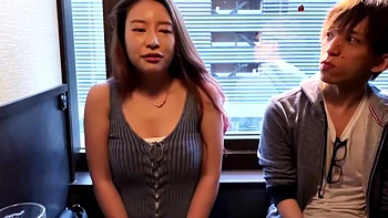 Mujer japonesa casada besa y gime fuerte