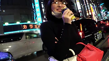 Amateur con gafas se masturba