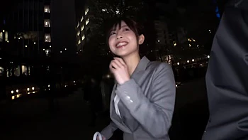 Азиатка в черных колготках и на каблуках дрожит