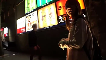 Japanische Schönheit beim Blasen und Bukkake