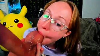 Behaarte Amateur-Mutti masturbiert sich mit Sexspielzeug