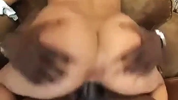 Latina Isabella cavalgando e sendo fudida no doggy