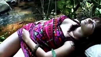 Milf amadora cavalgando no rio com boquete e masturbação