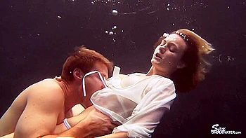 Тейлор Дэр дерзко трахалась под водой