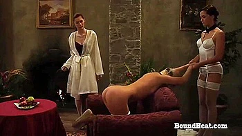 Femdom lesbiennes tchèques en domination et bondage