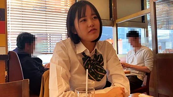 Beleza japonesa chupando e fodendo doggy style