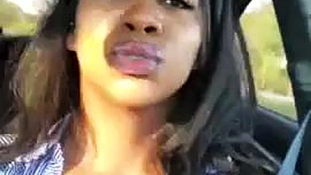 Gata sexy dirigindo com peitos de fora: amadora solo