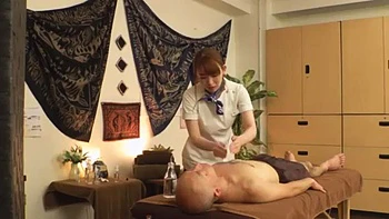 Novata asiática massageada, lambida, cachorrinho e montada