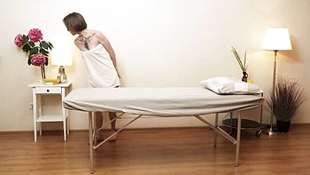 Garota animada no trailer safado