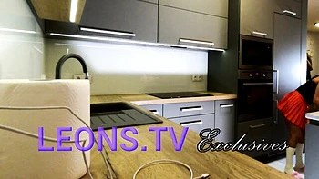 Brünette Milf mit großen Titten und Arsch im Minirock