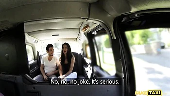 Alexa Tomas fickt im Auto von hinten