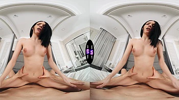 Brune Jasmine Jayne chevauche en cowgirl et cowgirl inversée