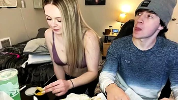 Trío amateur de hermanastros con grandes culos