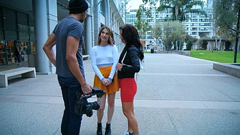 Милые девушки сосут толстый член в жарком тройнике с Алексом Джонсом