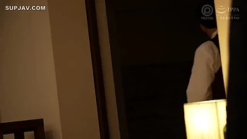 Brune asiatique dévergondée en gangbang à l'hôtel