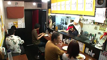 Amadora japonesa faz boquete profundo e fode na rua