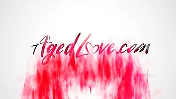 Madurita en medias se masturba y corre semen