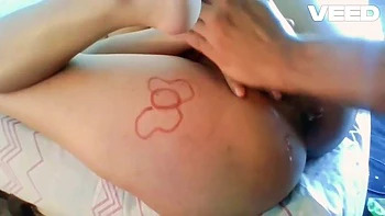 Exotische indische Schönheit mit brauner Haut und großen Titten