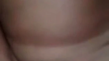 Behaarte Assamese masturbiert mit Toys